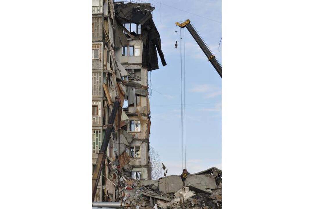 Rusijoje dėl sprogimo sugriuvus daugiaaukščiui, žuvo keturi žmonės