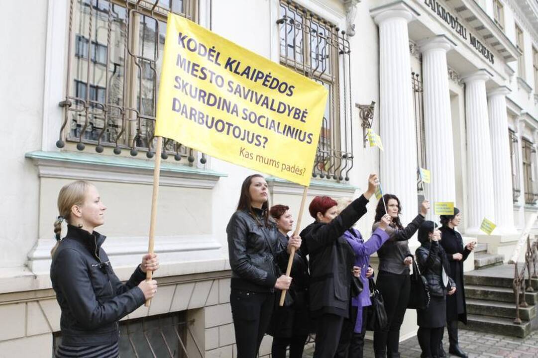 Socialiniai darbuotojai piketavo prie Klaipėdos savivaldybės
