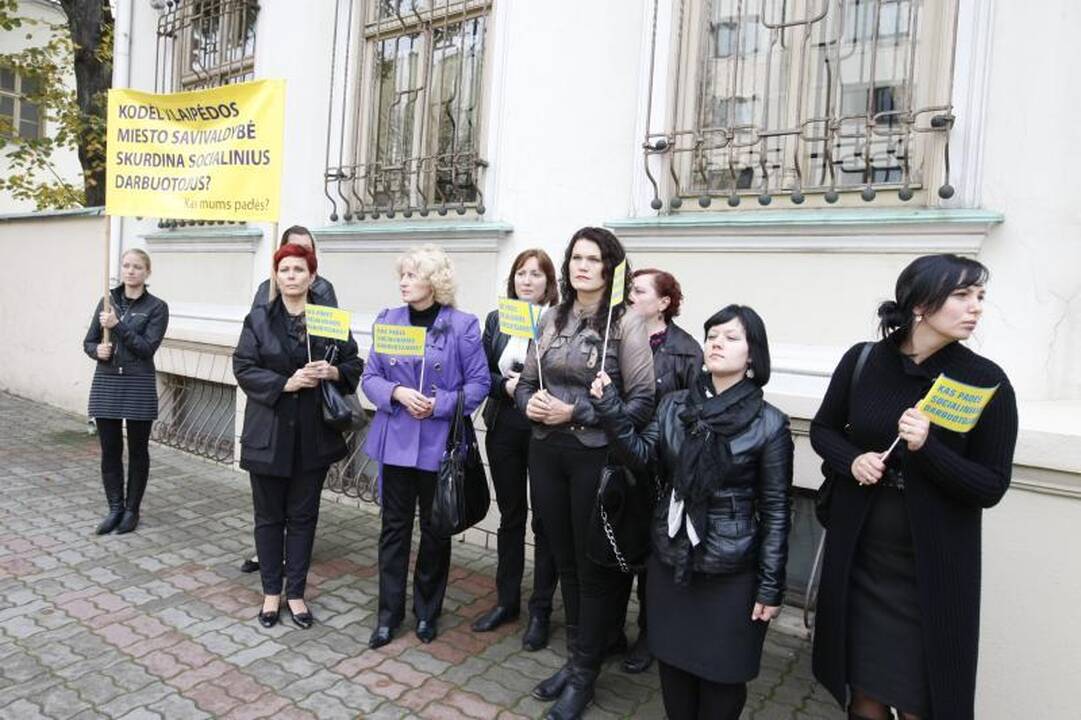 Socialiniai darbuotojai piketavo prie Klaipėdos savivaldybės
