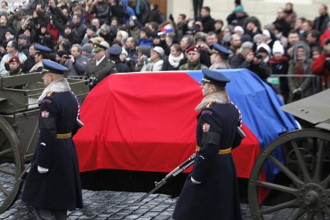 Vaclavo Havelo karstas pervežtas į Prahos pilį