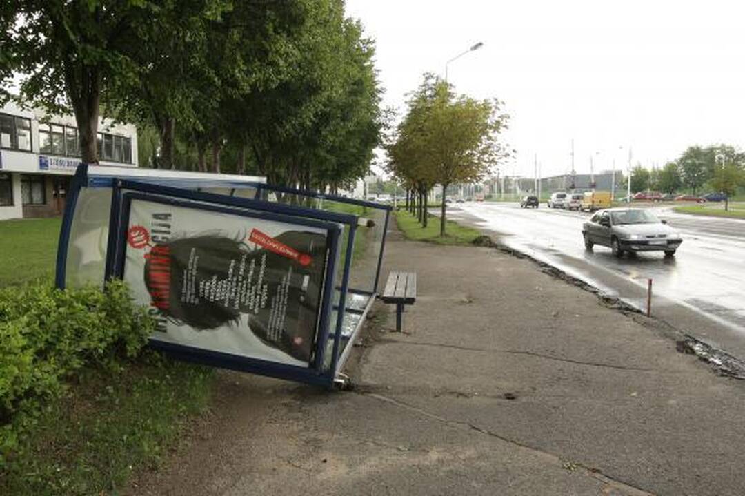 Sekmadienio naktį miestą nusiaubė audra (papildyta)