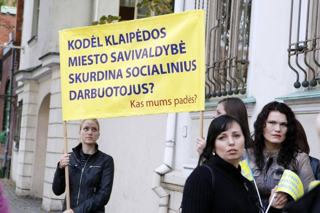 Socialiniai darbuotojai piketavo prie Klaipėdos savivaldybės