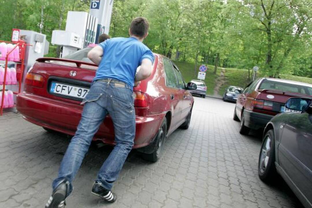 Automobilininkai pyktį vėl išliejo ant "Orlen Lietuva" degalinių