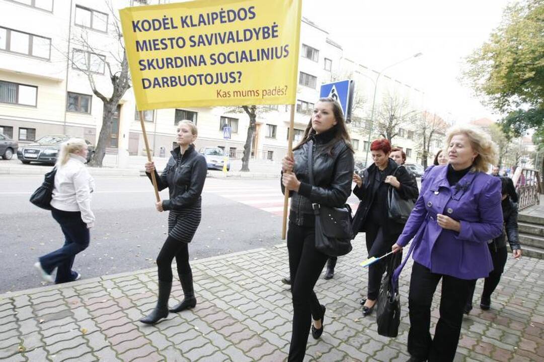 Socialiniai darbuotojai piketavo prie Klaipėdos savivaldybės