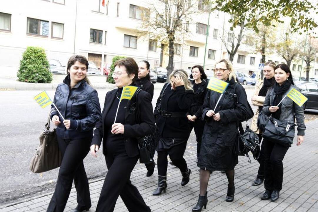 Socialiniai darbuotojai piketavo prie Klaipėdos savivaldybės