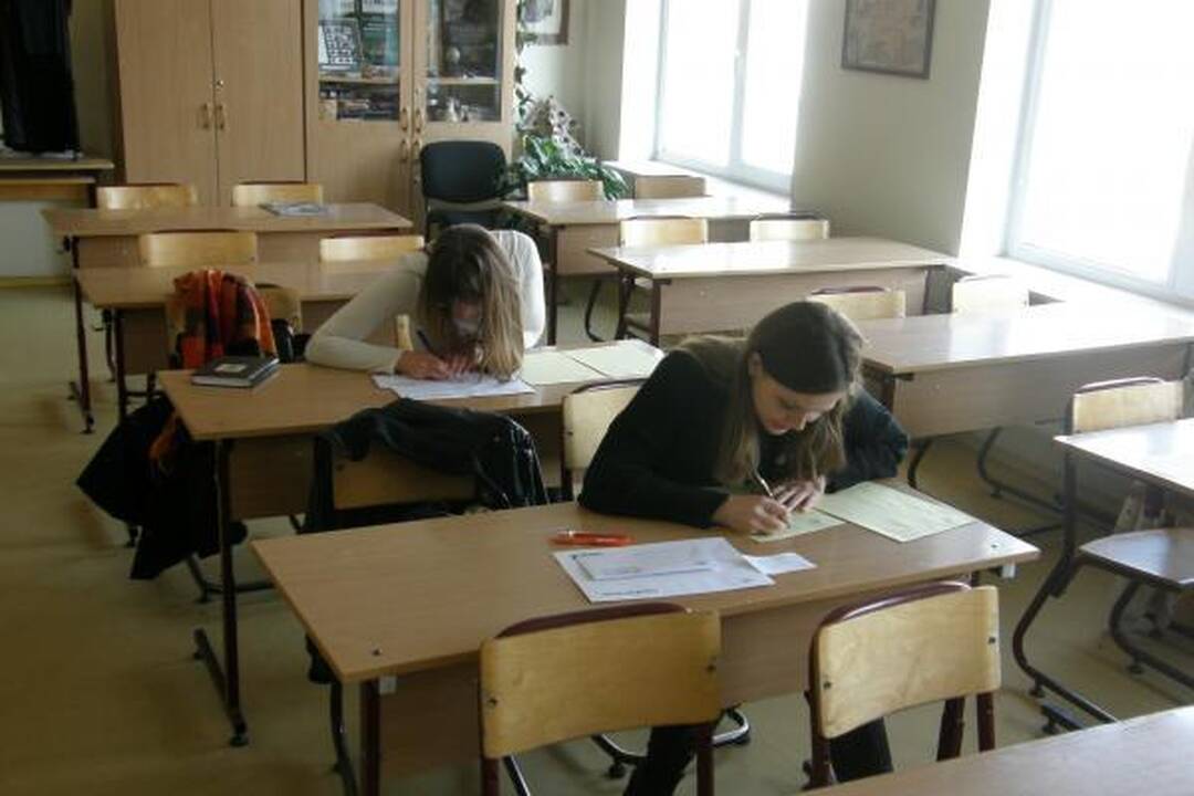 Nacionalinis diktantas Pilaitėje: trys merginos ir mokytoja (papildyta)