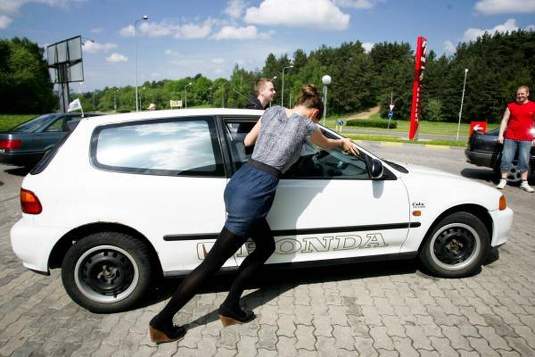 Automobilininkai pyktį vėl išliejo ant "Orlen Lietuva" degalinių