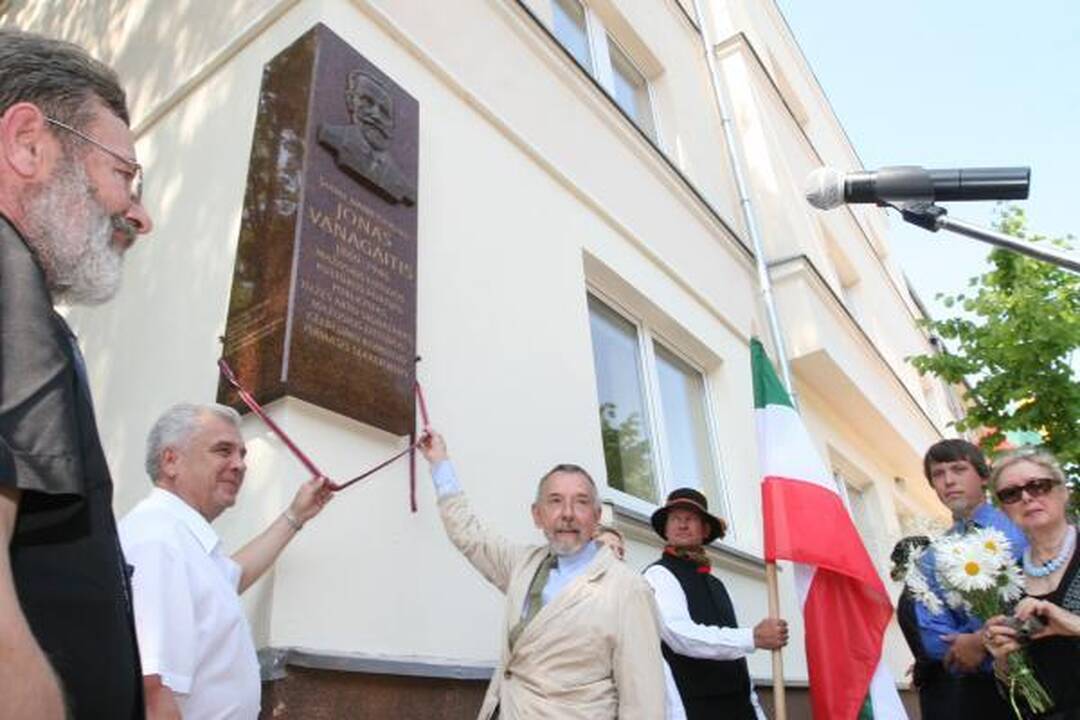 Atidengė atminimo lentą