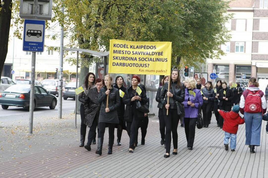 Socialiniai darbuotojai piketavo prie Klaipėdos savivaldybės