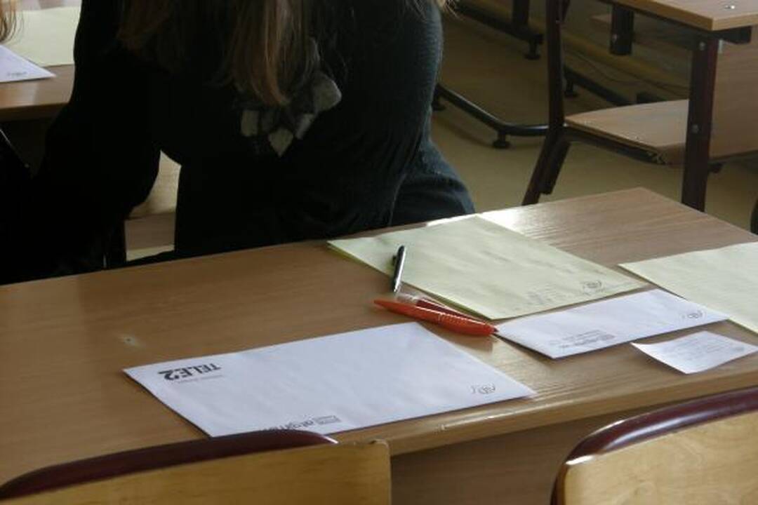 Nacionalinis diktantas Pilaitėje: trys merginos ir mokytoja (papildyta)