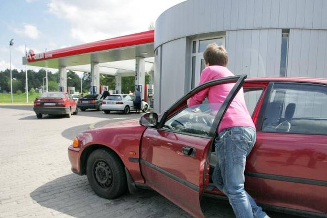 Automobilininkai pyktį vėl išliejo ant "Orlen Lietuva" degalinių