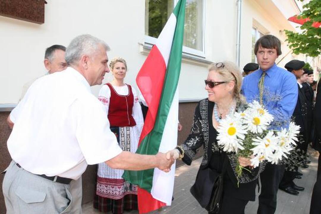 Atidengė atminimo lentą