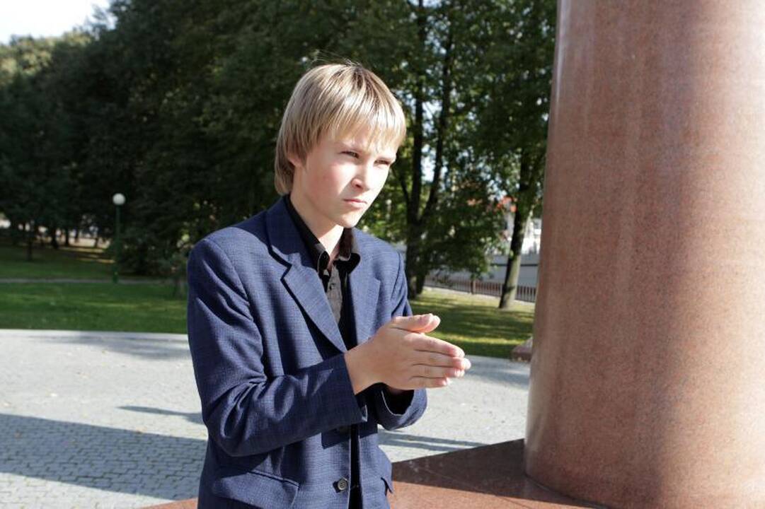 Moksleivių subėgtuvės uostamiesčio gatvėje