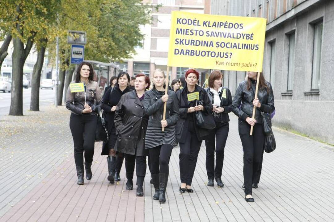 Socialiniai darbuotojai piketavo prie Klaipėdos savivaldybės