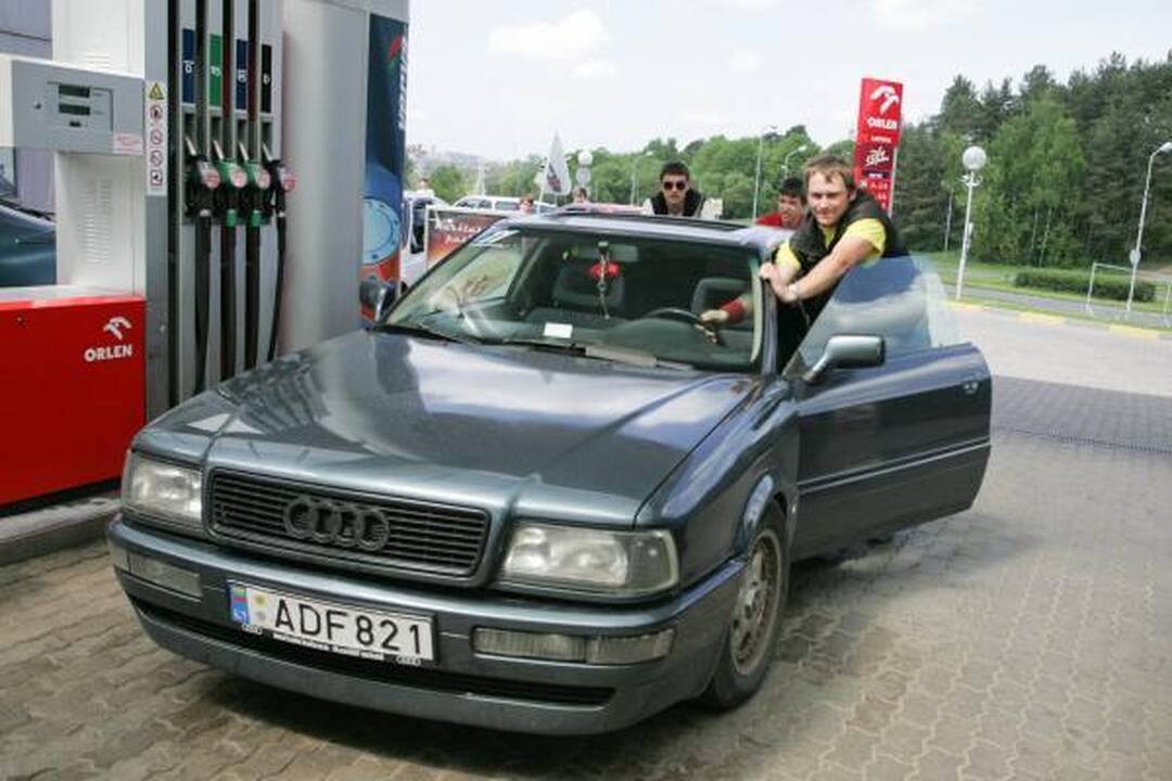 Automobilininkai pyktį vėl išliejo ant "Orlen Lietuva" degalinių