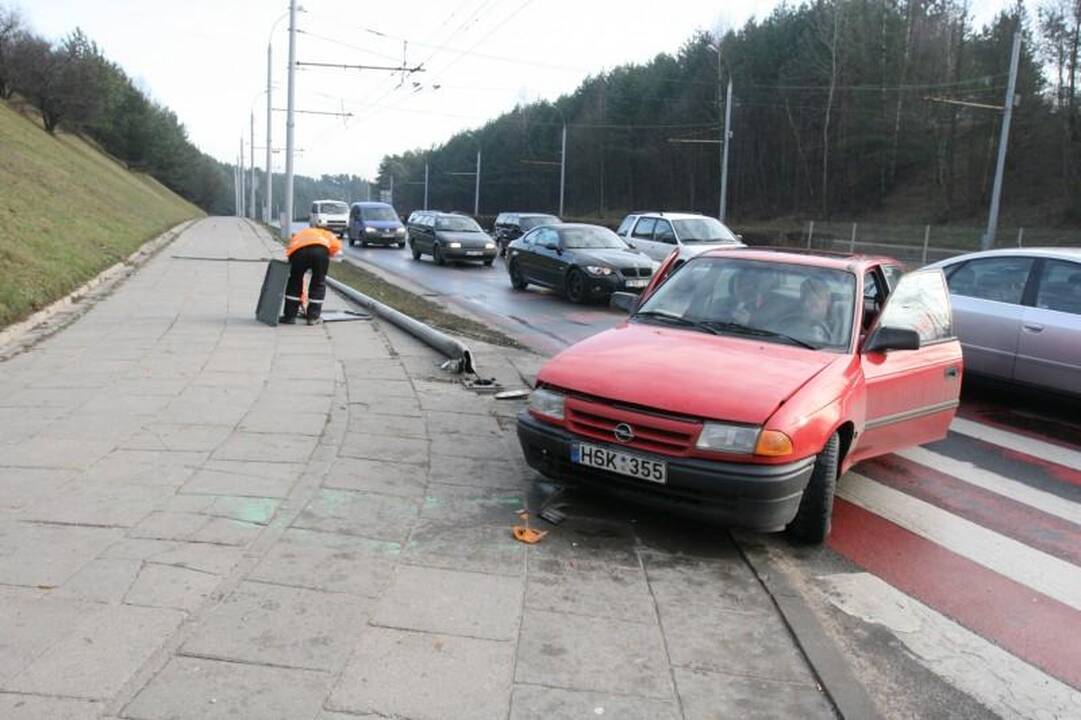 Vilniuje šalia pėsčiųjų perėjos „Opel“ vairuotojas nuvertė stulpą