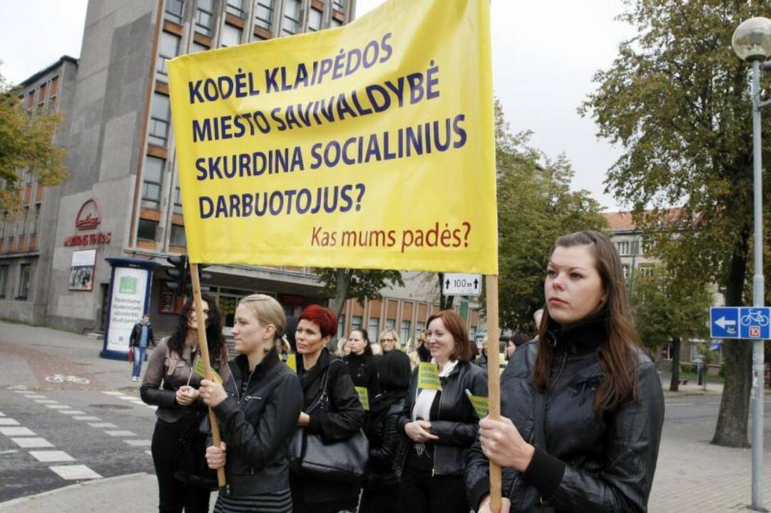 Socialiniai darbuotojai piketavo prie Klaipėdos savivaldybės