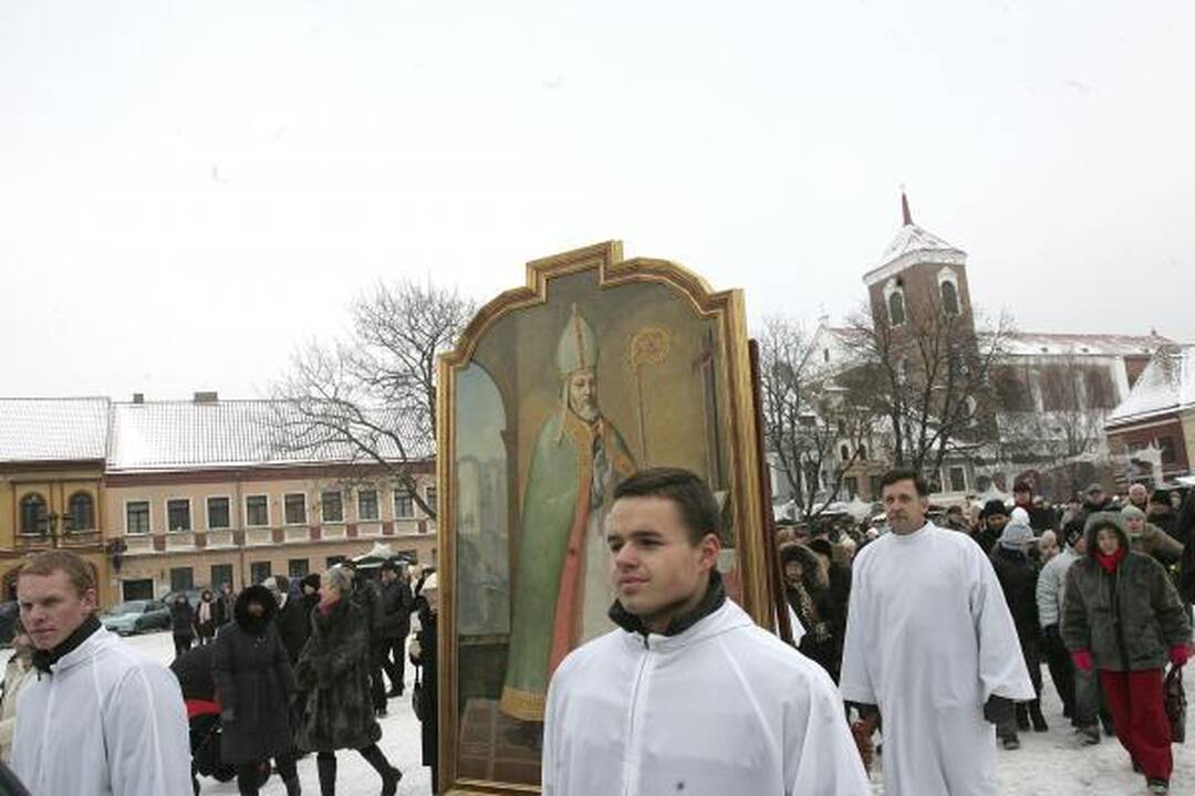 Kitąmet eglę žiebsime per Šv. Mikalojų?