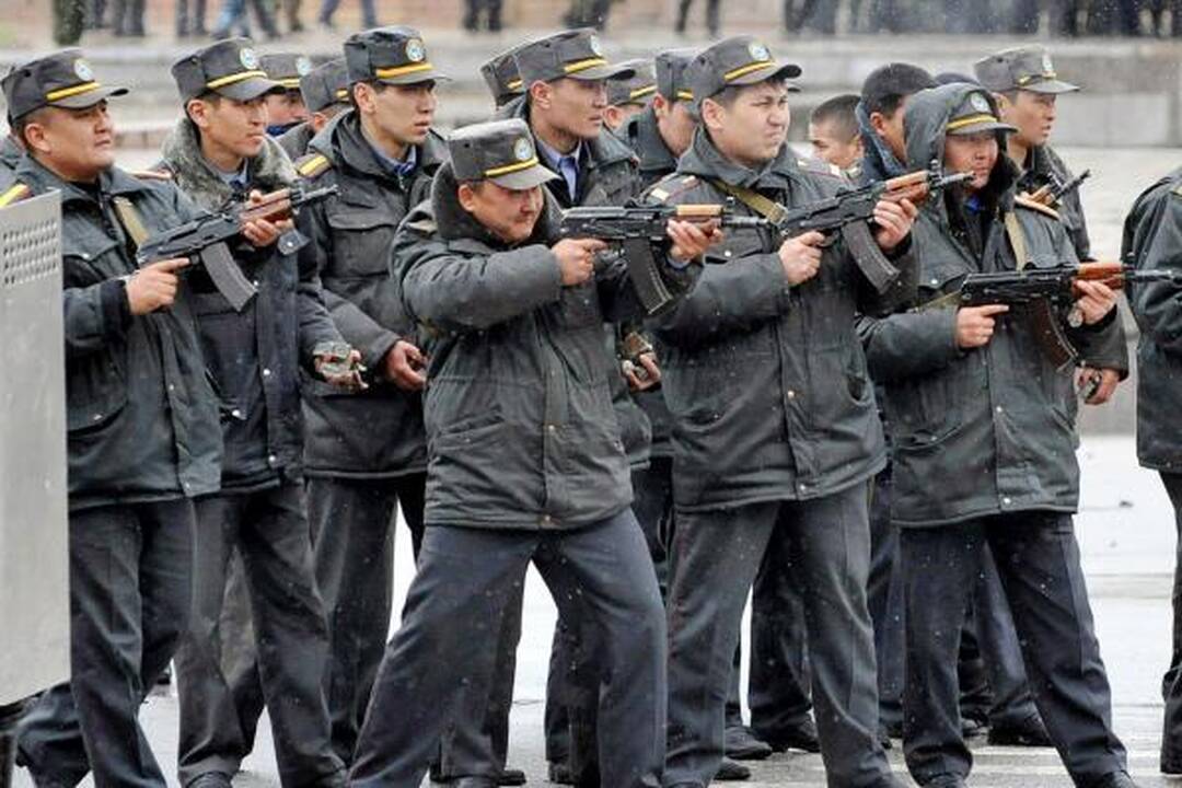 Riaušės Kirgizijoje: sumuštas ministras, šaudoma į protestuotojus (papildyta)