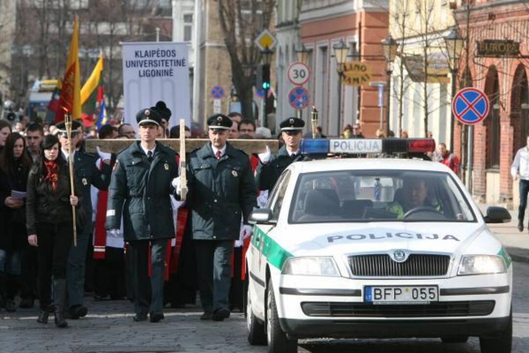 Kristaus kryžiaus kelią ėjo šimtai klaipėdiečių