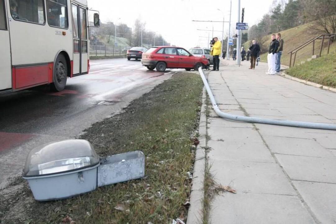 Vilniuje šalia pėsčiųjų perėjos „Opel“ vairuotojas nuvertė stulpą