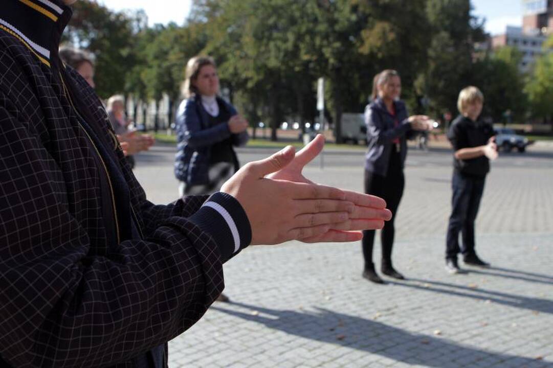 Moksleivių subėgtuvės uostamiesčio gatvėje