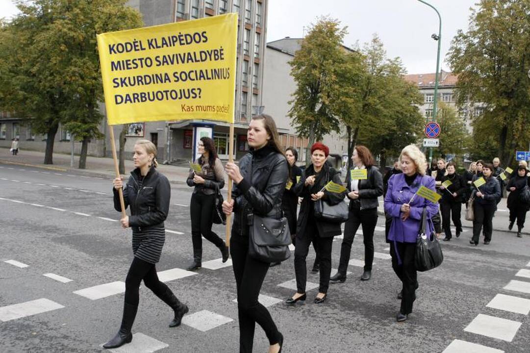 Socialiniai darbuotojai piketavo prie Klaipėdos savivaldybės