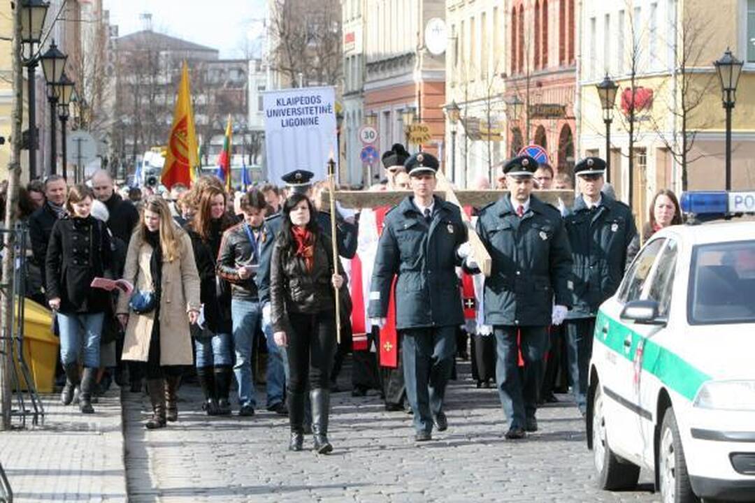 Kristaus kryžiaus kelią ėjo šimtai klaipėdiečių