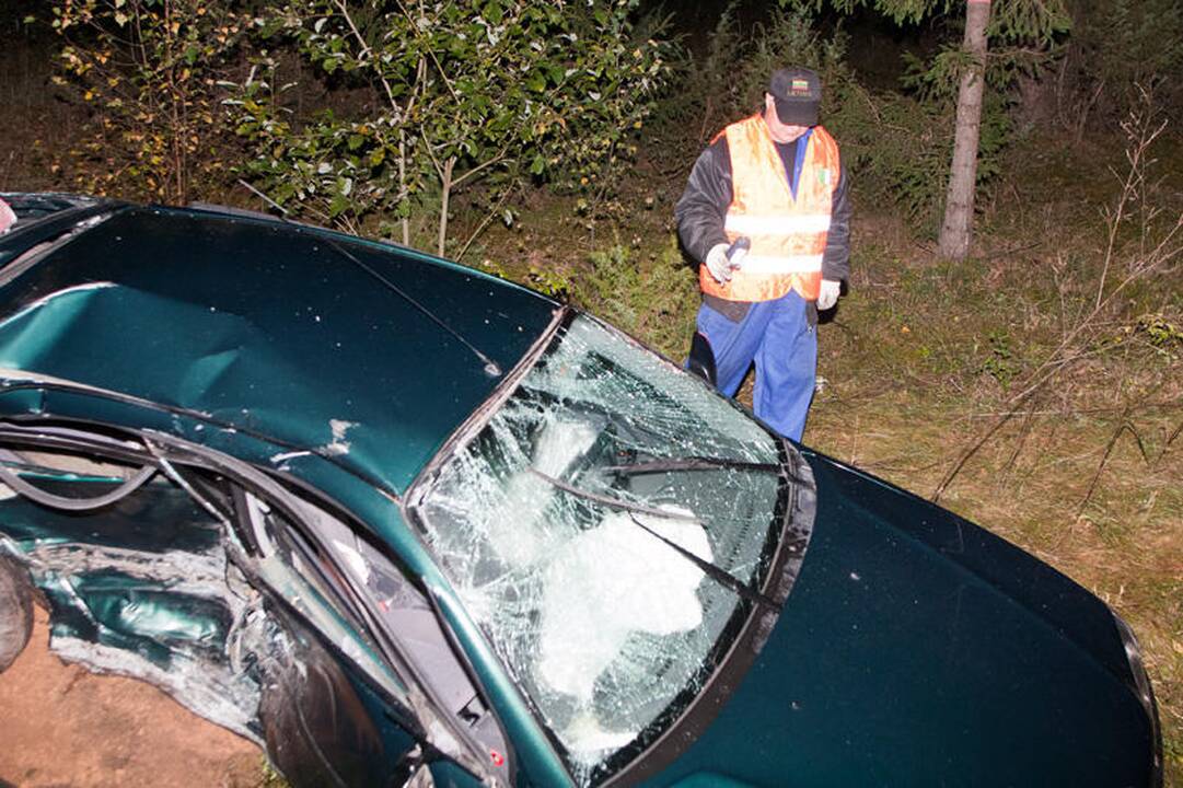 Per avariją trūko automobilio „Opel“ saugos diržai