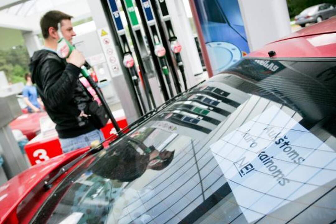 Automobilininkai pyktį vėl išliejo ant "Orlen Lietuva" degalinių
