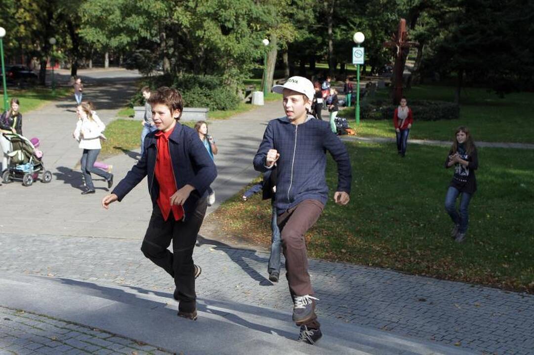 Moksleivių subėgtuvės uostamiesčio gatvėje