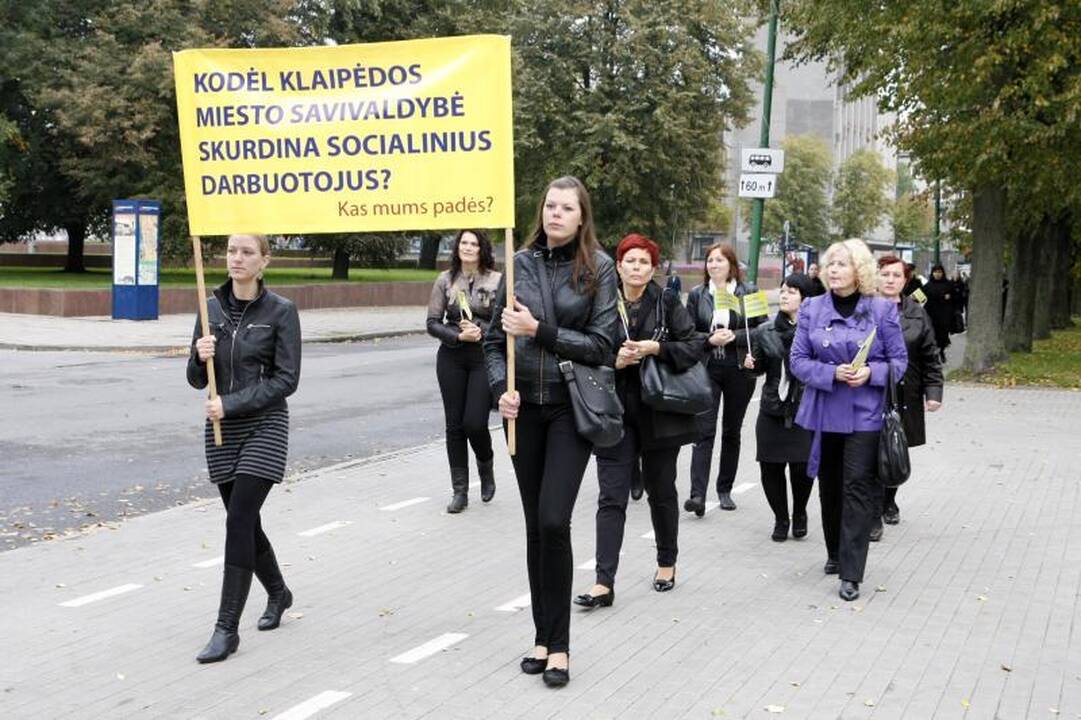 Socialiniai darbuotojai piketavo prie Klaipėdos savivaldybės