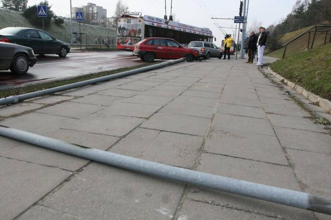 Vilniuje šalia pėsčiųjų perėjos „Opel“ vairuotojas nuvertė stulpą