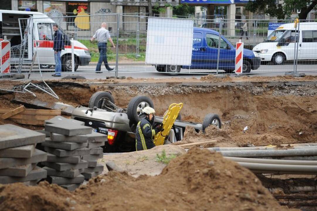 Vilniuje visureigis įvažiavo į duobę statybvietėje