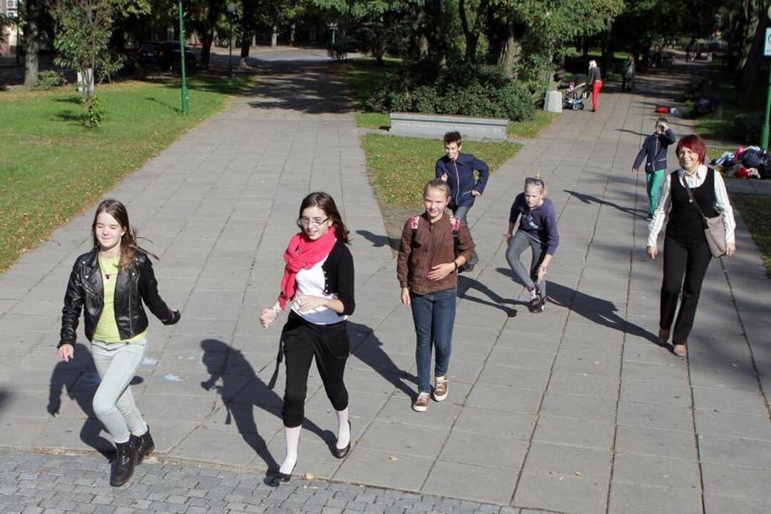 Moksleivių subėgtuvės uostamiesčio gatvėje