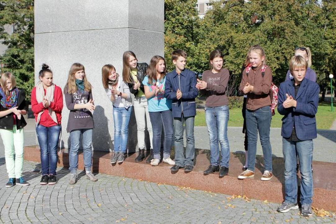 Moksleivių subėgtuvės uostamiesčio gatvėje