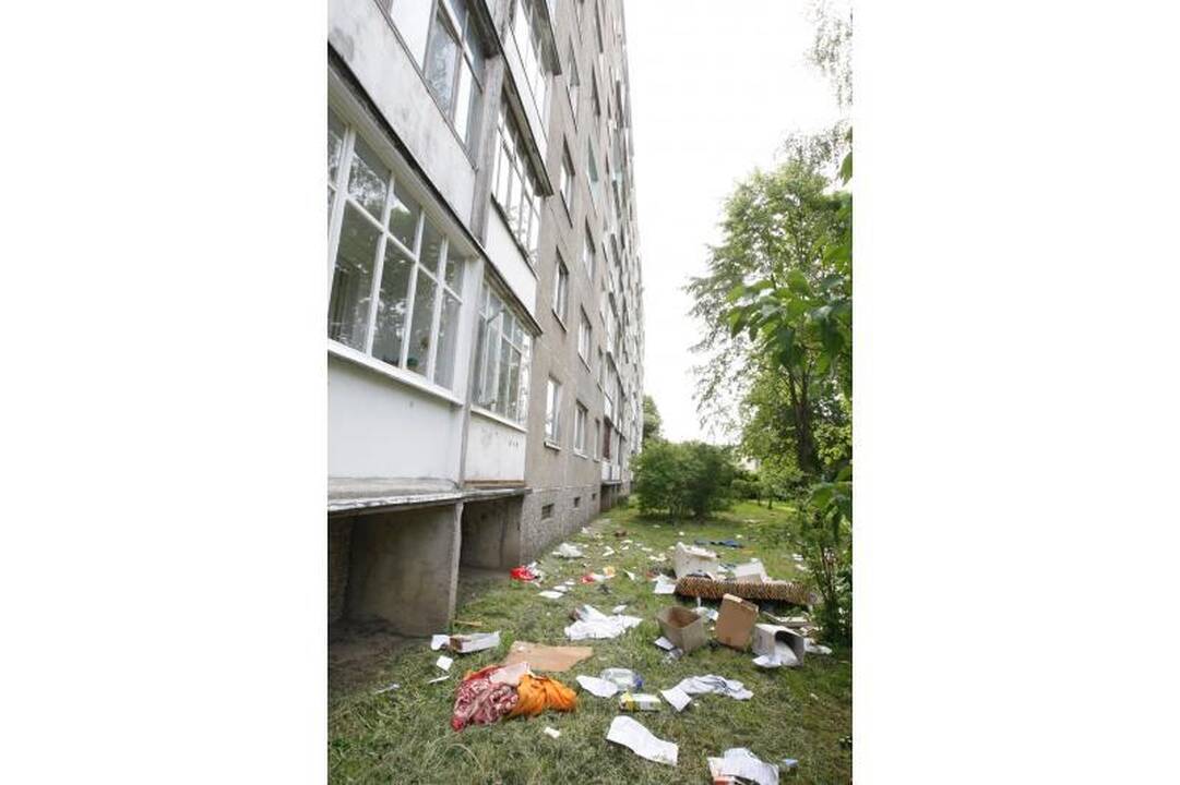 Psichikos ligonis Klaipėdoje visą naktį iš 9 aukšto mėtė daiktus