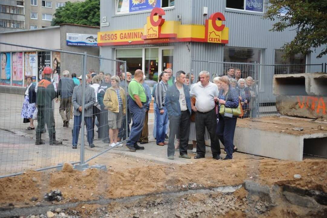 Vilniuje visureigis įvažiavo į duobę statybvietėje