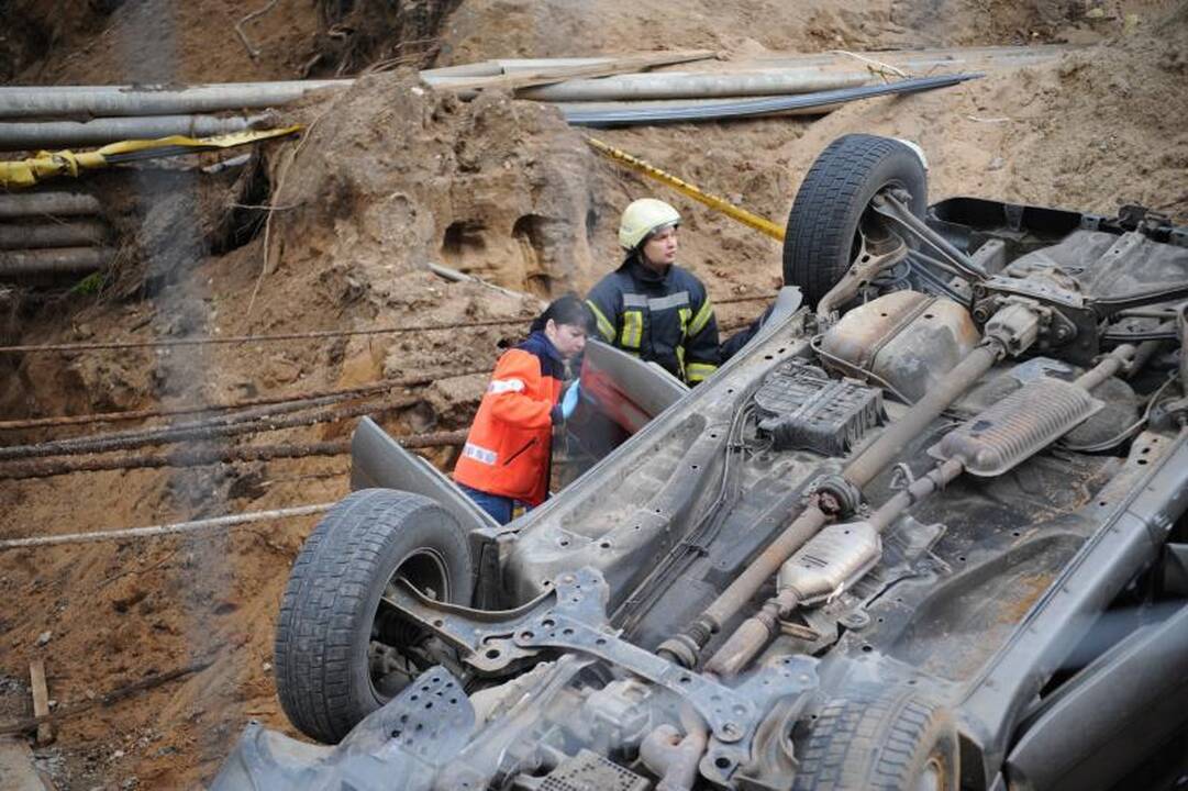 Vilniuje visureigis įvažiavo į duobę statybvietėje