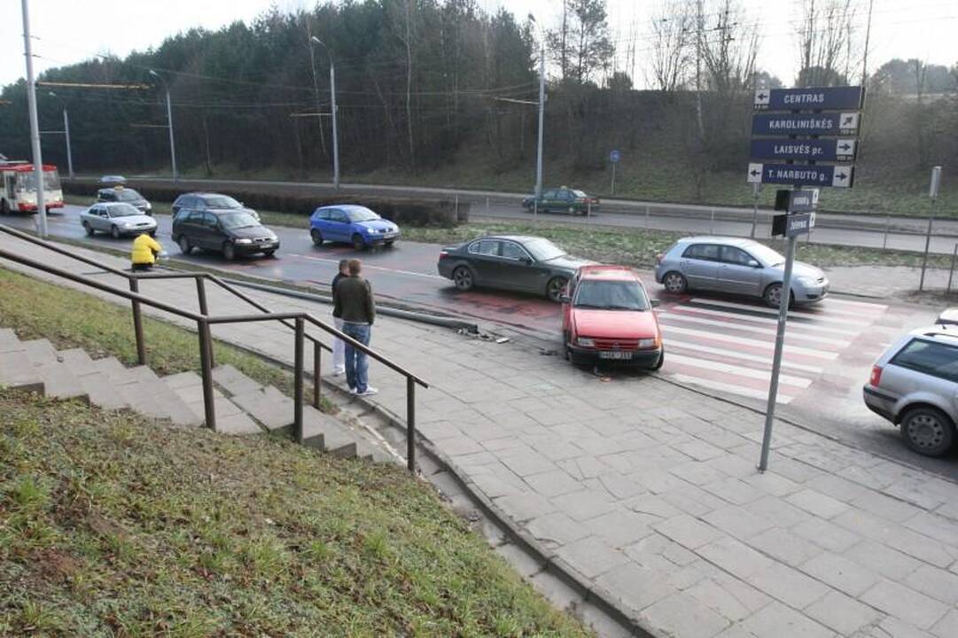 Vilniuje šalia pėsčiųjų perėjos „Opel“ vairuotojas nuvertė stulpą