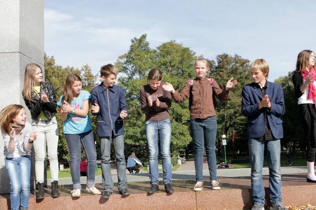 Moksleivių subėgtuvės uostamiesčio gatvėje