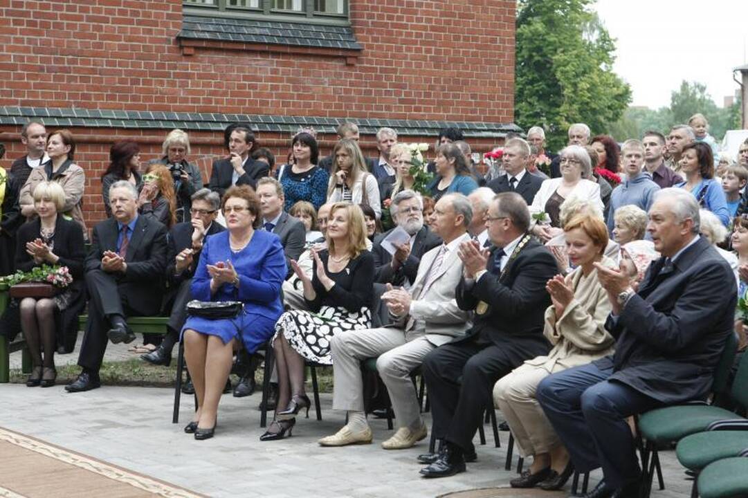 Klaipėdos universitetą papuošė nauja skulptūra