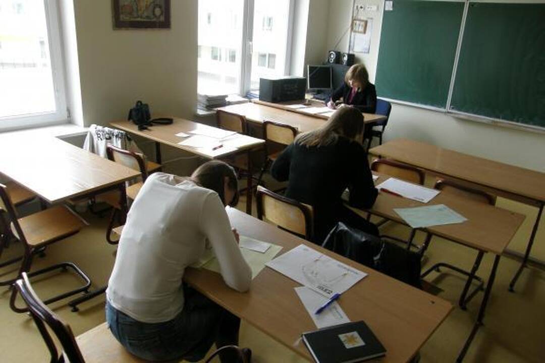 Nacionalinis diktantas Pilaitėje: trys merginos ir mokytoja (papildyta)