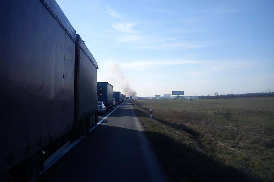 Prie Rumšiškių deganti žolė sukėlė dvi avarijas