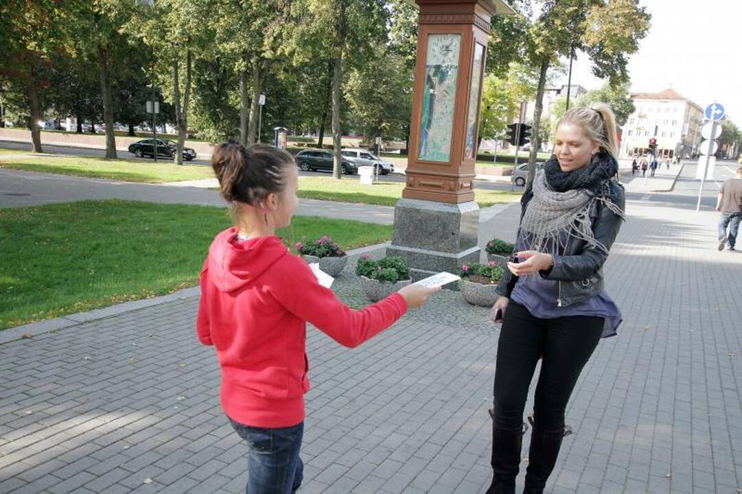 Moksleivių subėgtuvės uostamiesčio gatvėje
