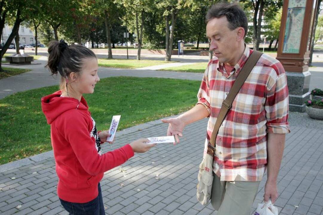 Moksleivių subėgtuvės uostamiesčio gatvėje