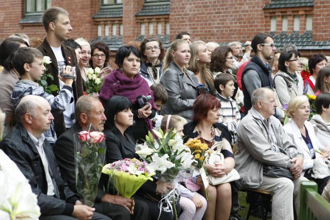 Klaipėdos universitetą papuošė nauja skulptūra