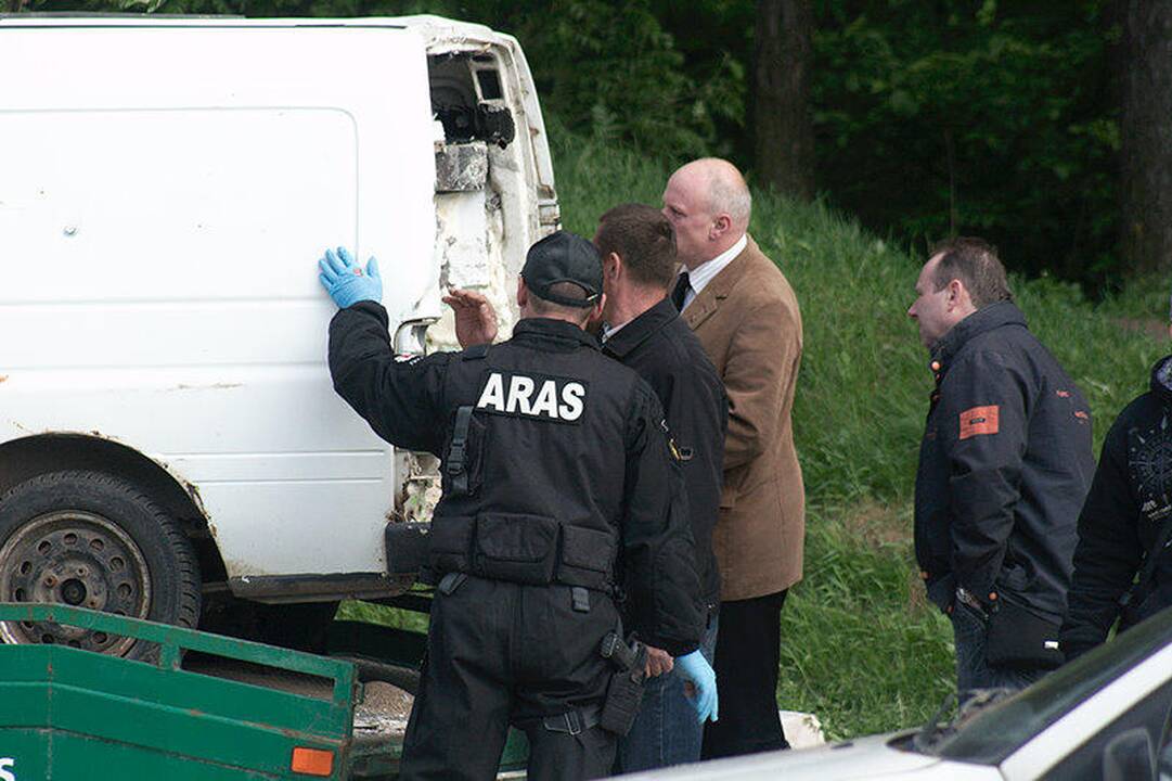 Išminuotojai ir gelbėtojai išardė furgone sumūrytą sarkofagą (papildyta)