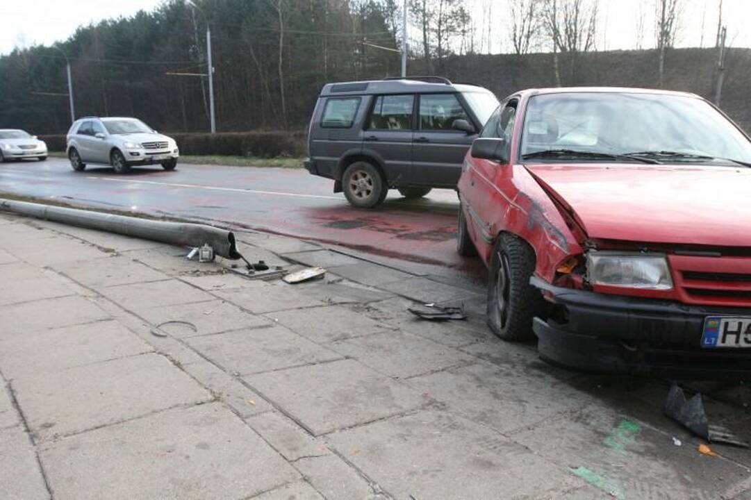 Vilniuje šalia pėsčiųjų perėjos „Opel“ vairuotojas nuvertė stulpą
