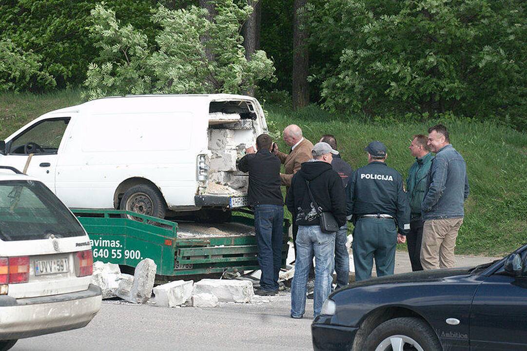 Išminuotojai ir gelbėtojai išardė furgone sumūrytą sarkofagą (papildyta)